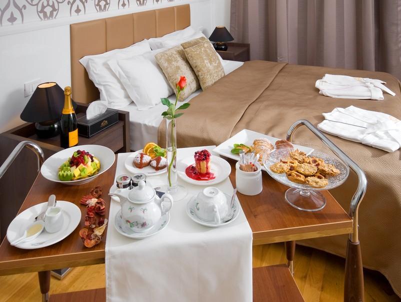 Room service 2024. Завтрак в гостинице. Завтрак в номер. Сервировка в номере отеля. Сервировка стола номер отель.