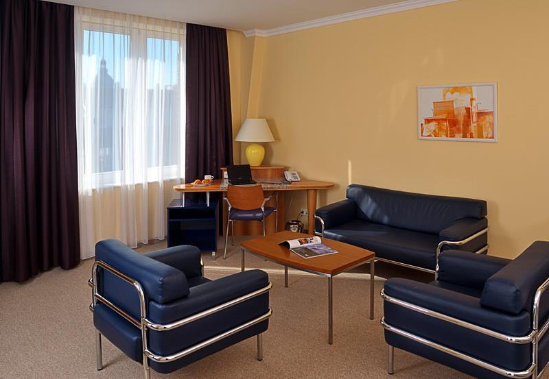 Regency suite. Леонардо гостиница Будапешт. Отель Леонардо Будапешт фото. Leonardo Hotel Budapest parking.